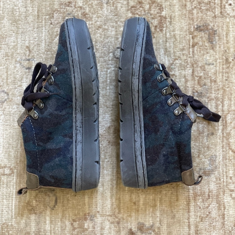OTBT Green Lake size 7 in Blue Camo. NWOT - Picture 12 of 15